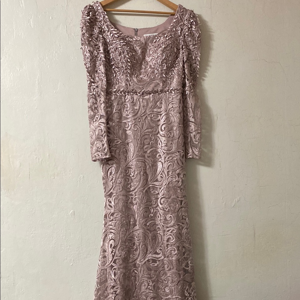 Elegant Mac Duggal Lace Dress In Soft Purple Back Zipper Scoop Neckline Lined